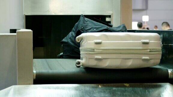 行李放在机场的传送带上