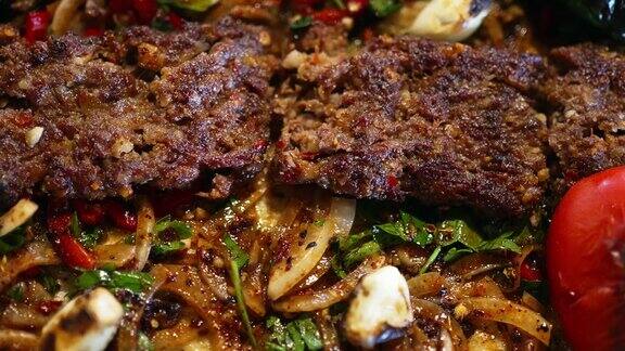 特写传统的土耳其阿达纳烤肉串准备在餐桌上吃