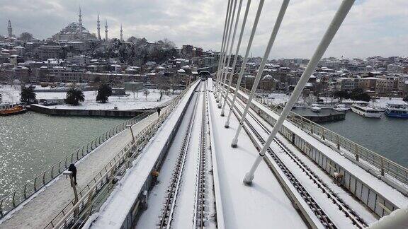 伊斯坦布尔的雪和Halic桥上的Halic地铁