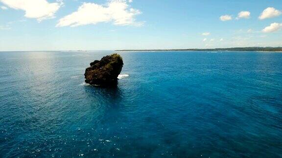 岩石悬崖在蓝色的海洋菲律宾Siargao鸟瞰图