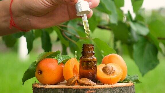 装在瓶子里的杏仁油有选择性的重点大自然
