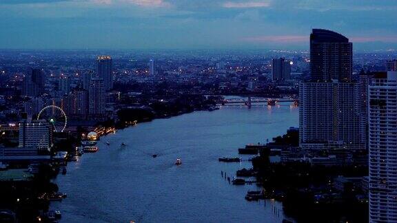 黄昏时分曼谷市湄南河上的船只泰国
