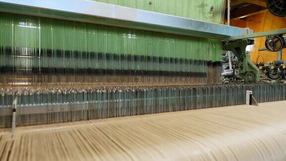 织布机纺织厂设备纺织厂正在工作的工业织布机编织