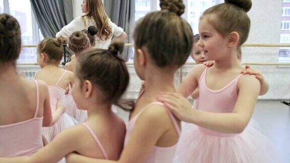 芭蕾课的热身练习