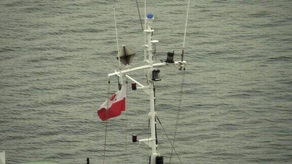 桅杆上飘扬的波兰国旗港口在雾中神秘的海湾背景里有水4k版本1