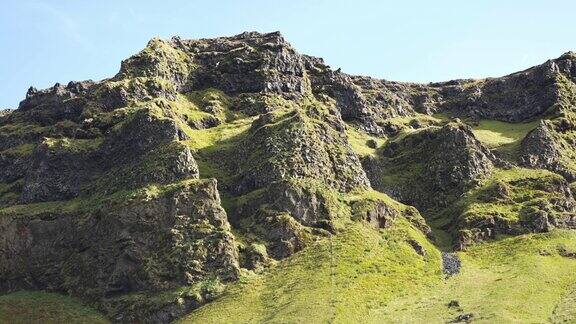 长满绿草的高高的岩石山