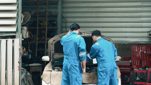 汽车维修技师在完整的汽车修理厂送车中心专业的汽车检查汽车维修专业的汽车技工汽车检查和修理