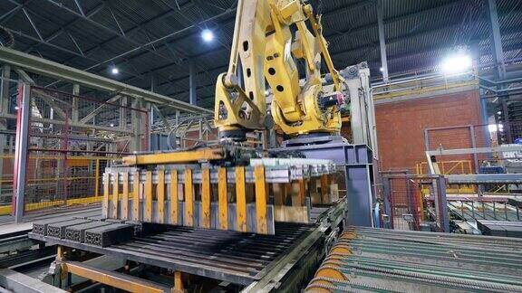 工厂的机械臂从传送带上移动砖块