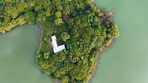俯视湖中的小岛