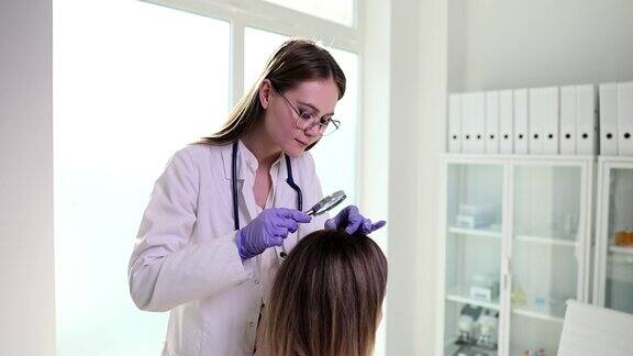 三色医生对妇女头皮和头发的医学检查