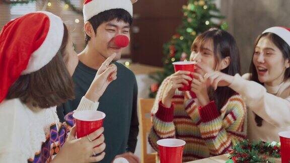 亚洲人的朋友一起喝酒享受圣诞派对