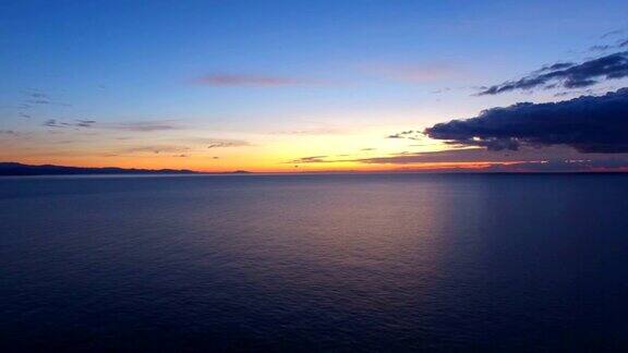 天线:日出时海面上美丽的涟漪