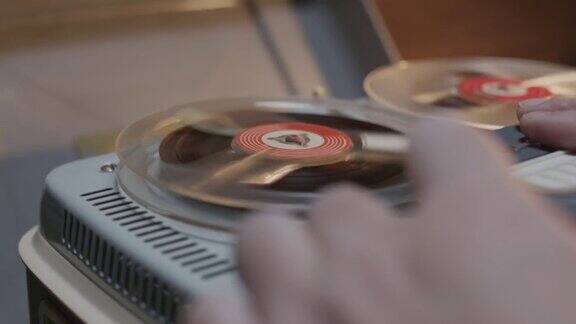 灰旧的磁带录音机在旋转