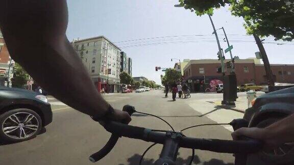 POV自行车在SF:滑冰和公路赛车自行车