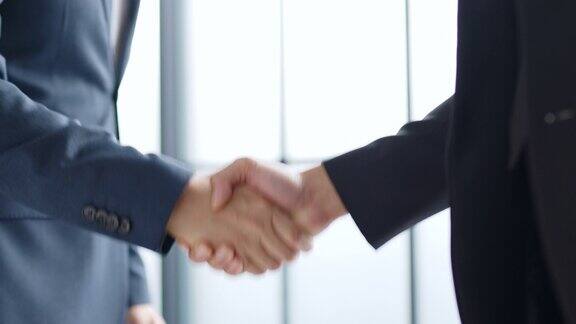 专业的商人通过握手来达成交易、协议和成功