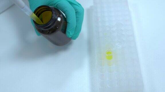 科学家在实验室里对人类尿液进行化学试验