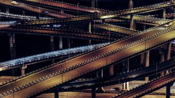 复杂立交桥及夜间交通繁忙的全景鸟瞰图