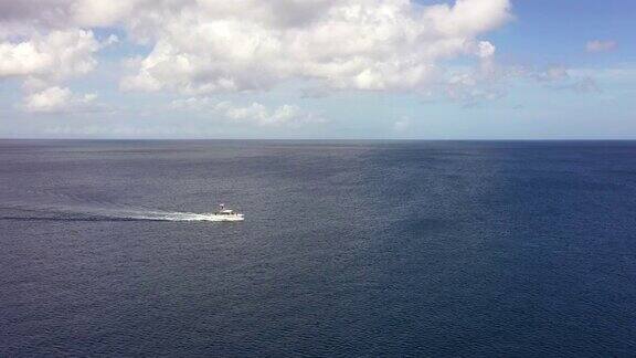 鸟瞰图与船在绿松石水-Curaçao加勒比荷属安的列斯