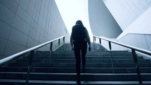 一个女人走在城市的台阶上