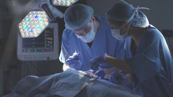 外科医生为病人工作的医院手术