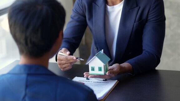 房地产经纪人出售房屋和土地让客户签订买卖合同