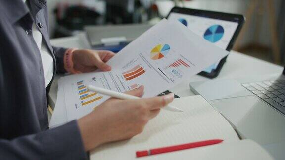 手商务人员开发一个商业项目和分析市场数据