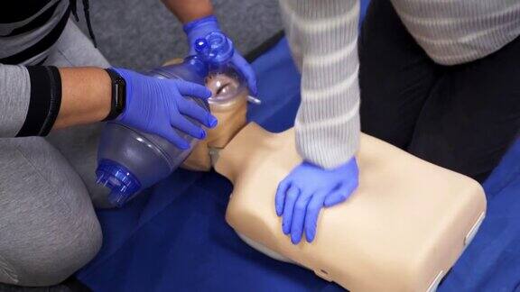 用医用假人训练人们对人体模型进行心肺复苏急救在一个人体模型上演示胸部压迫