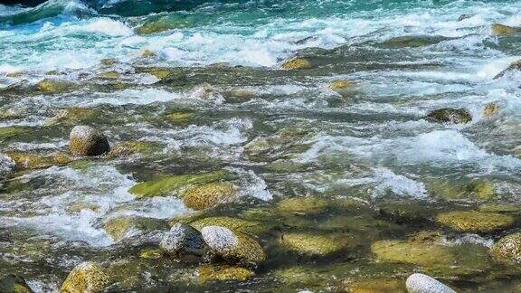 流动的河流在夏天的自然背景