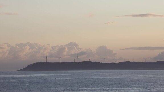 海岸上的风力涡轮机农场