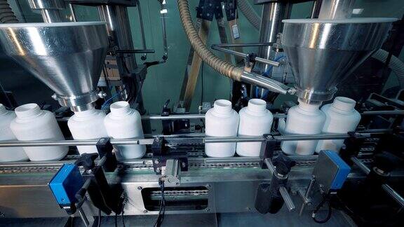 工作设备灌装瓶子在移动的传送带自动化生产线