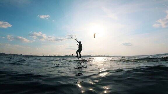 在水上做风筝冲浪的人