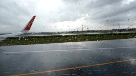 4K飞机在雨中起飞以机场为背景