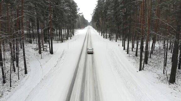汽车在冬天的森林道路上俯视图