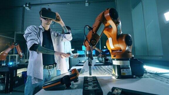 工程师使用虚拟现实眼镜控制机器人创新、技术概念
