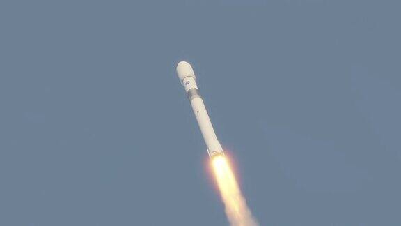 商用火箭发射进入太空排出4k的火焰和烟雾