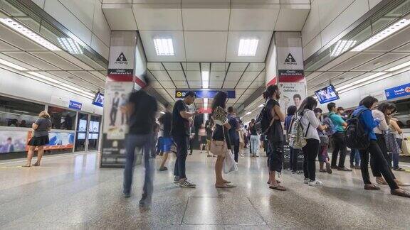 时间流逝:地铁列车和乘客泰国