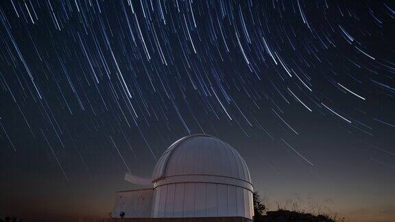 夜晚星空下天文台的时间推移现象