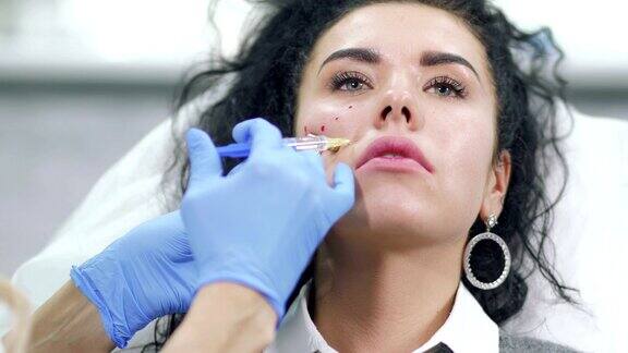 美容师在脸颊上注射肉毒杆菌