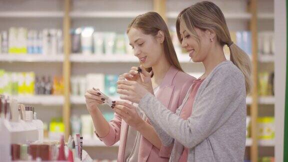 快乐的女性顾客选择化妆品