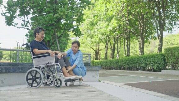 家庭保健老年人护理护士、理疗师在护理中帮助残疾老年病人做运动