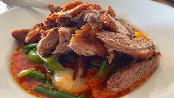 传统泰式红咖喱脆皮鸭菜配蔬菜正宗泰式餐厅4K动态拍摄