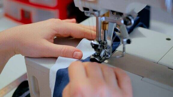 专业的裁缝时装设计师用缝纫机缝制衣服