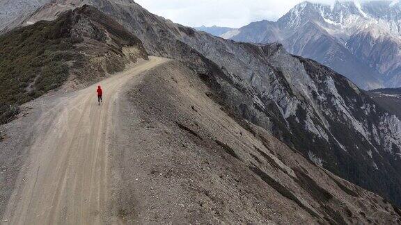 女子越野跑运动员在高海拔的山顶上越野跑