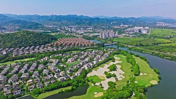 中国浙江省绍兴市民居建筑和高尔夫球场鸟瞰