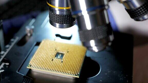 正在显微镜下检查处理器是否有明显缺陷在现代电子制造工厂设计工程师持有微芯片特写新一代微芯片CPU特写镜头