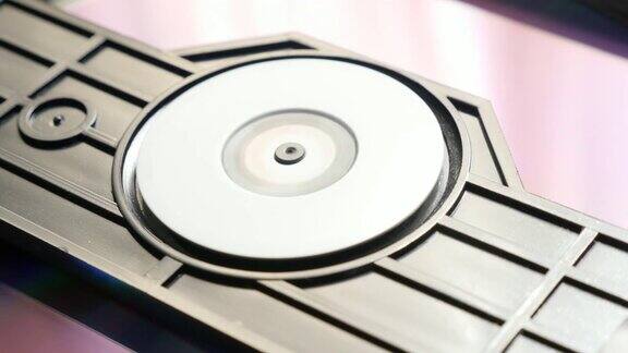 光盘介质插入播放器机制4K2160p超高清镜头-彩色DVD光盘在中型播放器4K3840X2160超高清视频