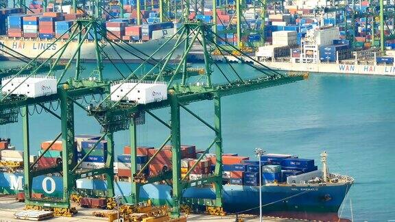 2018年3月新加坡大型货运港西南亚交付中心每天都有一艘货船被送到目的地在新加坡创造商业价值