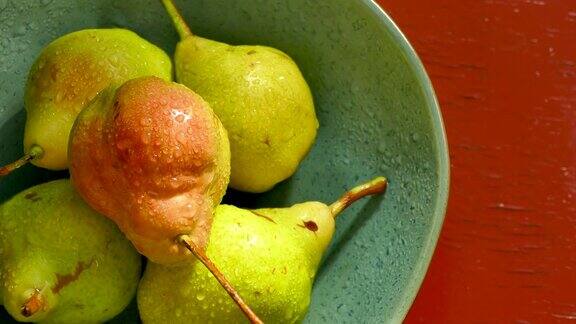 厨房桌子上的碗里放着新鲜的梨水果关闭