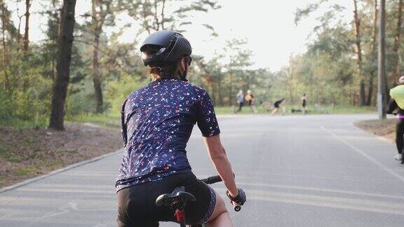 骑自行车的女人准备骑前骑自行车回球慢动作