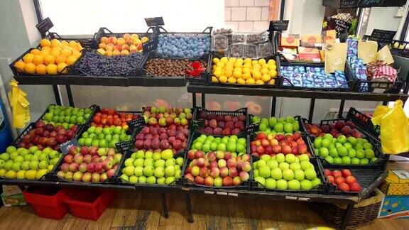 市场上摆满了各种水果